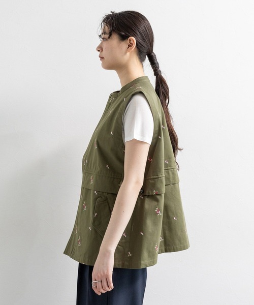 RAGEBLUE（レイジブルー）の「2WAY/フラワー刺繍フリルミリタリーベスト（ベスト・レディース・グリーン/ホワイト・FREE）」の13枚目の写真