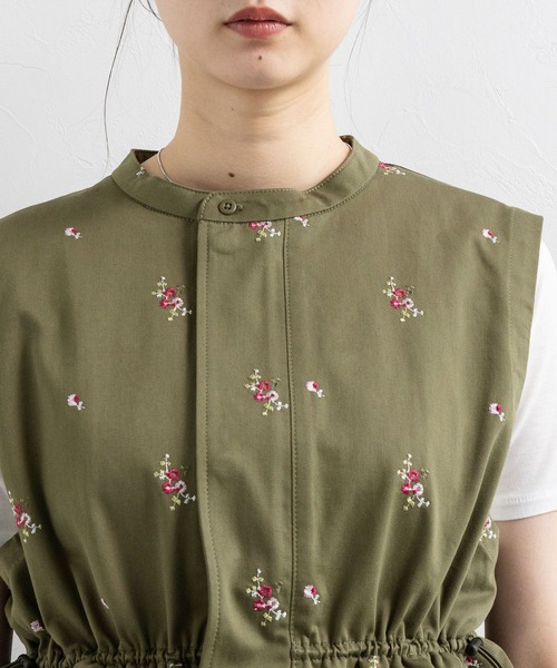 RAGEBLUE（レイジブルー）の「2WAY/フラワー刺繍フリルミリタリーベスト（ベスト・レディース・グリーン/ホワイト・FREE）」の17枚目の写真
