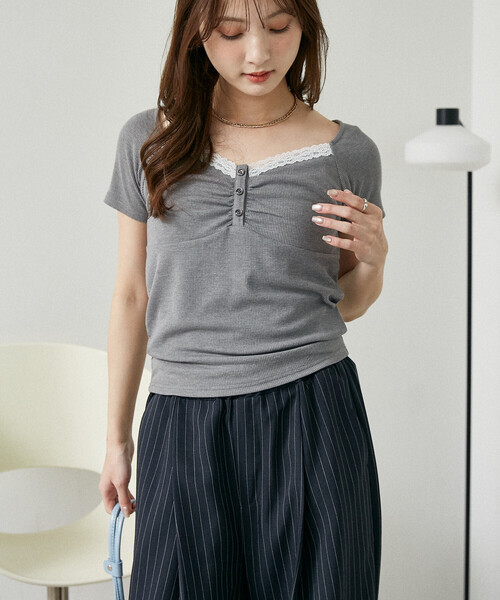 PUBLUX(パブリュクス)の「PUBLUX/パブリュクス レース ヘンリーネック カットソー 限定展開(Tシャツ/カットソー・レディース・ブラック/グレー/オフホワイト・フリ-)」の3枚目の写真