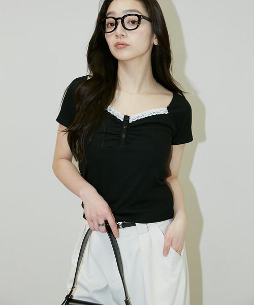 PUBLUX(パブリュクス)の「PUBLUX/パブリュクス レース ヘンリーネック カットソー 限定展開(Tシャツ/カットソー・レディース・ブラック/グレー/オフホワイト・フリ-)」の4枚目の写真