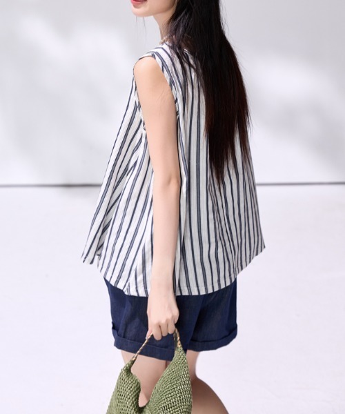 AMAJI(アマジ)の「【清涼感】ストライプ柄 ギャザーノースリーブブラウス / Aライン / 涼感素材 / 夏トップス / 2026 SS(シャツ/ブラウス・レディース・ブラック×ホワイト・X-LARGE/LARGE/MEDIUM/SMALL)」の8枚目の写真