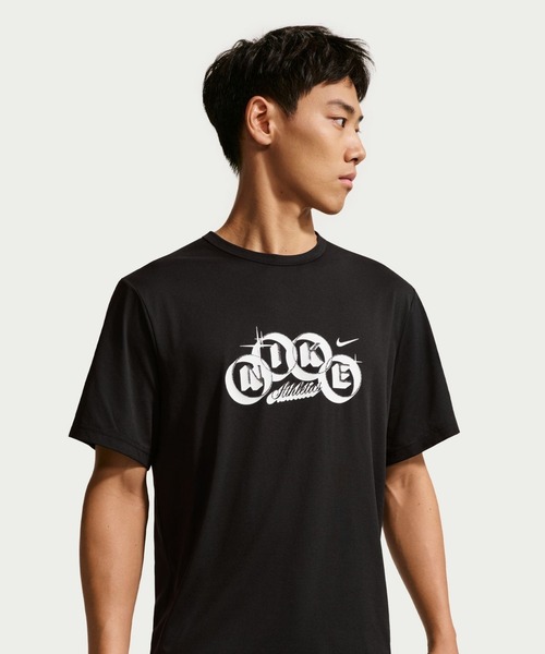 NIKE(ナイキ)の「【別注】ナイキ NIKE ナイキ DF HYVERSE GFX S/S トップ 限定コラボ(Tシャツ/カットソー・メンズ・グリーン/ブラック・S/M/L/LL/3L)」の2枚目の写真