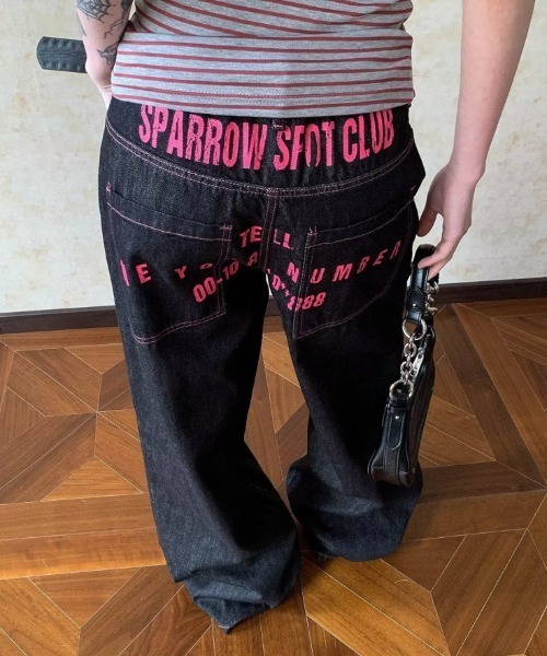 Vipoa(ヴィポア)の「Back print straight-leg denim pants(デニムパンツ・レディース・ブラック・LARGE/MEDIUM)」の1枚目の写真