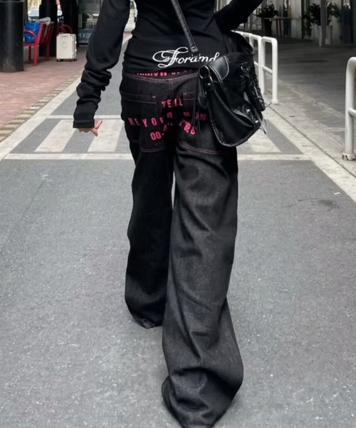 Vipoa(ヴィポア)の「Back print straight-leg denim pants(デニムパンツ・レディース・ブラック・LARGE/MEDIUM)」の5枚目の写真