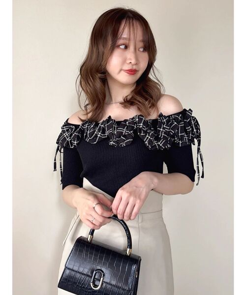 dazzlin(ダズリン)の「ウェービィバルーンオフショルニットトップス(ニット/セーター・レディース・ピンク/オフホワイト/ブラック・FREE)」の3枚目の写真