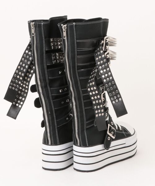 Never mind the XU（ネバーマインドザエックスユー）の「【Never mind the XU】studs belt platform sneaker boots / 【ネバーマインド ザ エックスユー】スタッズベルトプラットフォーム厚底スニーカーブーツ（ブーツ・レディース・ブラック・39/37/38）」の2枚目の写真