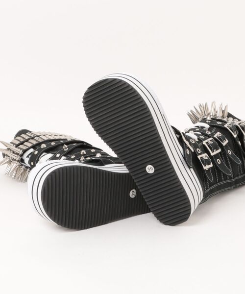 Never mind the XU（ネバーマインドザエックスユー）の「【Never mind the XU】studs belt platform sneaker boots / 【ネバーマインド ザ エックスユー】スタッズベルトプラットフォーム厚底スニーカーブーツ（ブーツ・レディース・ブラック・39/37/38）」の3枚目の写真