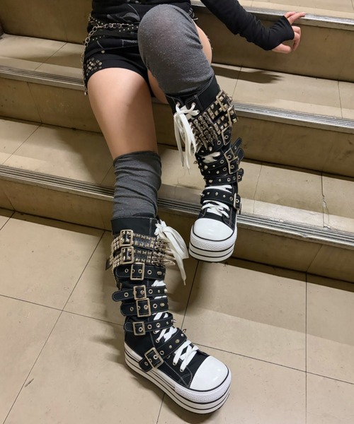 Never mind the XU（ネバーマインドザエックスユー）の「【Never mind the XU】studs belt platform sneaker boots / 【ネバーマインド ザ エックスユー】スタッズベルトプラットフォーム厚底スニーカーブーツ（ブーツ・レディース・ブラック・39/37/38）」の5枚目の写真