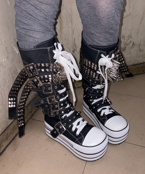 Never mind the XU（ネバーマインドザエックスユー）の「【Never mind the XU】studs belt platform sneaker boots / 【ネバーマインド ザ エックスユー】スタッズベルトプラットフォーム厚底スニーカーブーツ（ブーツ・レディース・ブラック・39/37/38）」の4枚目の写真