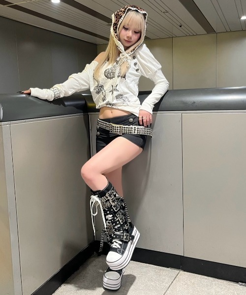 Never mind the XU（ネバーマインドザエックスユー）の「【Never mind the XU】studs belt platform sneaker boots / 【ネバーマインド ザ エックスユー】スタッズベルトプラットフォーム厚底スニーカーブーツ（ブーツ・レディース・ブラック・39/37/38）」の20枚目の写真