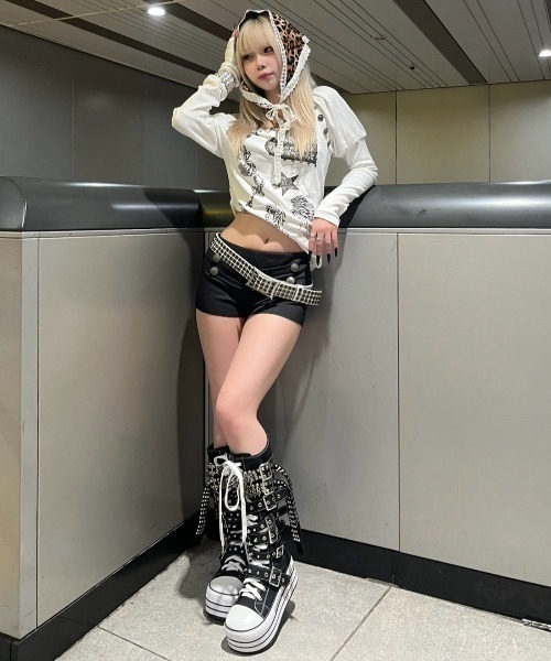 Never mind the XU（ネバーマインドザエックスユー）の「【Never mind the XU】studs belt platform sneaker boots / 【ネバーマインド ザ エックスユー】スタッズベルトプラットフォーム厚底スニーカーブーツ（ブーツ・レディース・ブラック・39/37/38）」の21枚目の写真