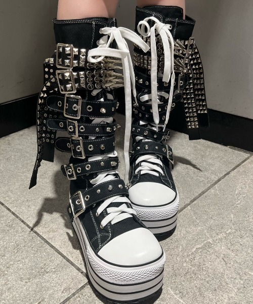 Never mind the XU（ネバーマインドザエックスユー）の「【Never mind the XU】studs belt platform sneaker boots / 【ネバーマインド ザ エックスユー】スタッズベルトプラットフォーム厚底スニーカーブーツ（ブーツ・レディース・ブラック・39/37/38）」の16枚目の写真