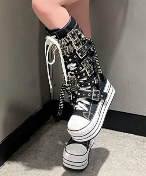 Never mind the XU（ネバーマインドザエックスユー）の「【Never mind the XU】studs belt platform sneaker boots / 【ネバーマインド ザ エックスユー】スタッズベルトプラットフォーム厚底スニーカーブーツ（ブーツ・レディース・ブラック・39/37/38）」の17枚目の写真
