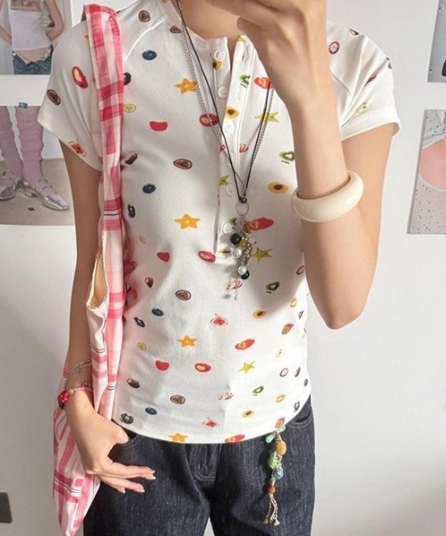 LAMPOON(ランプーン)の「フルーツマルチプリントヘンリーネックTシャツ(Tシャツ/カットソー・レディース・ホワイト・MEDIUM/LARGE/SMALL)」の2枚目の写真