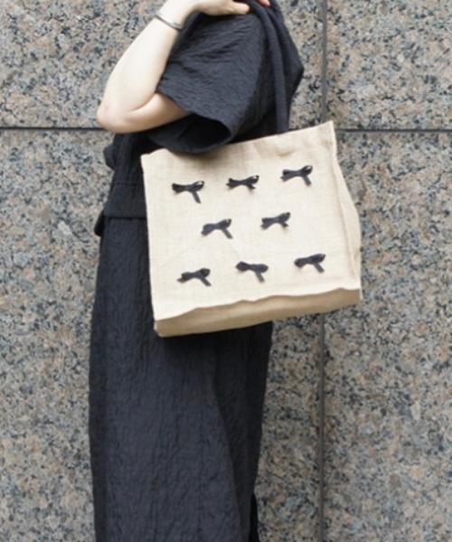 CACHELLIE(カシェリエ)の「RIBBON JUTE TOTE / M(トートバッグ・レディース・ブラック/ナチュラル・FREE)」の7枚目の写真