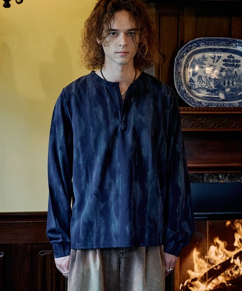 CASPER JOHN(キャスパージョン)の「Key neck glitter cut-sew/キーネックグリッターカットソー(Tシャツ/カットソー・メンズ・グレー/ネイビー・SMALL/MEDIUM/X-SMALL/LARGE)」の2枚目の写真