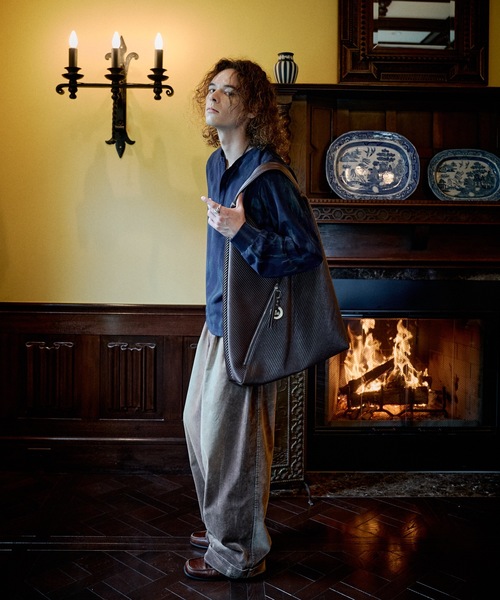 CASPER JOHN(キャスパージョン)の「Key neck glitter cut-sew/キーネックグリッターカットソー(Tシャツ/カットソー・メンズ・グレー/ネイビー・SMALL/MEDIUM/X-SMALL/LARGE)」の6枚目の写真