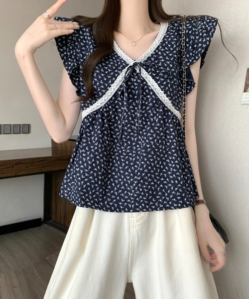 AMAJI(アマジ)の「総柄フラワー フロントリボン フリル フレンチスリーブ ショート丈トップス(その他トップス・レディース・ベージュ/ネイビー・FREE)」の1枚目の写真