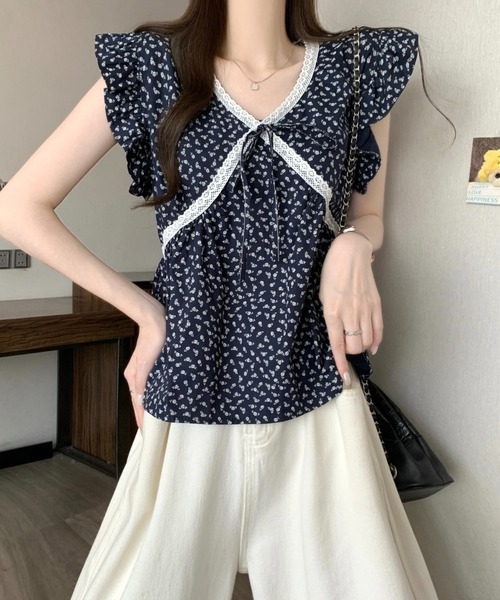 AMAJI(アマジ)の「総柄フラワー フロントリボン フリル フレンチスリーブ ショート丈トップス(その他トップス・レディース・ベージュ/ネイビー・FREE)」の3枚目の写真