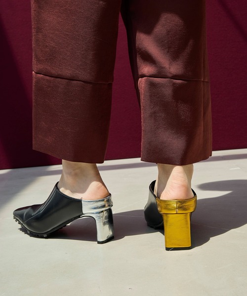 OMMO(オーエムエムオー)の「ASYMME METALLIC HEEL MULE(サンダル・レディース・ブラック/ボルドー/グレー・36/37/38)」の5枚目の写真