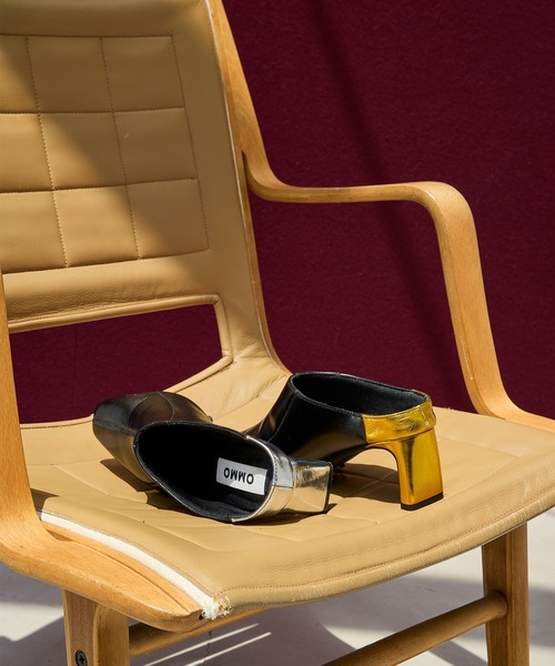 OMMO(オーエムエムオー)の「ASYMME METALLIC HEEL MULE(サンダル・レディース・ブラック/ボルドー/グレー・36/37/38)」の6枚目の写真