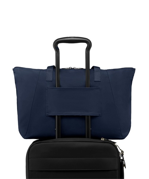 TUMI(トゥミ)の「【オンライン限定】VOYAGEUR ジャスト・イン・ケース・ミディアム・トート(トートバッグ・レディース・ダークネイビー・FREE)」の5枚目の写真