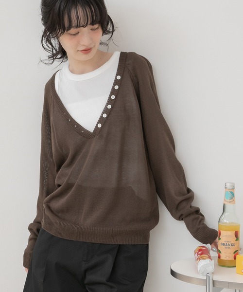 HEILIS(ヘイリス)の「ボタン配色深Vネックニット/Vネックニット ニットトップス 長袖ニット 深Vネック 配色ニット ボタンデザイン レイヤードニット プルオーバー 韓国ファッション 韓国コーデ カジュアル レディライク デイリー 春服 秋服 冬服 ブラウン ホワイト ネイビー(ニット/セーター・レディース・ホワイト/ブラウン/ネイビー・FREE)」の3枚目の写真