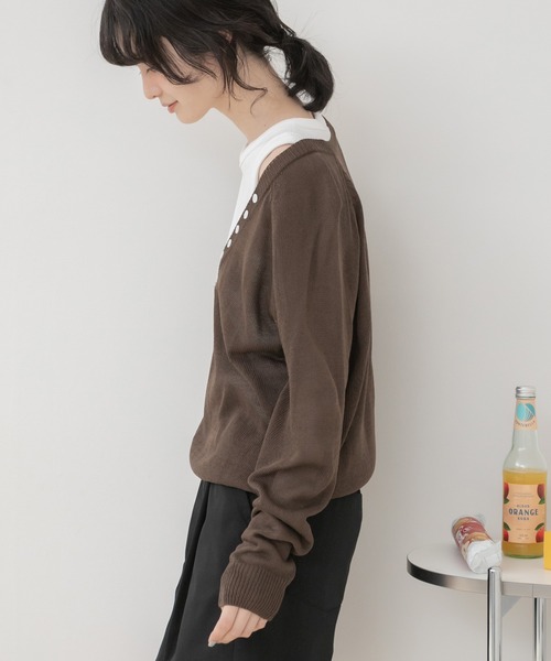 HEILIS(ヘイリス)の「ボタン配色深Vネックニット/Vネックニット ニットトップス 長袖ニット 深Vネック 配色ニット ボタンデザイン レイヤードニット プルオーバー 韓国ファッション 韓国コーデ カジュアル レディライク デイリー 春服 秋服 冬服 ブラウン ホワイト ネイビー(ニット/セーター・レディース・ホワイト/ブラウン/ネイビー・FREE)」の4枚目の写真