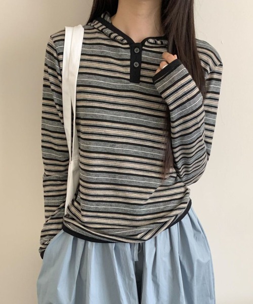 CHUN CHUN NOTES(チュンチュンノーツ)の「26AW/マルチボーダー ヘンリーネックフーデッドニットトップス(ニット/セーター・レディース・ベージュ/ブラック・M)」の2枚目の写真
