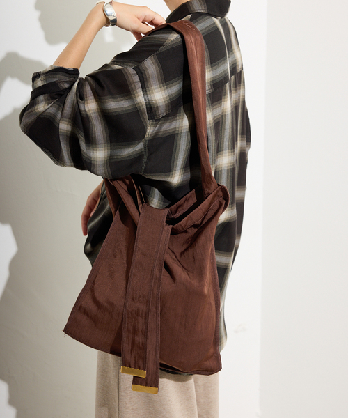ITTI（イッチ）の「《追加9》ITTI/イッチ SLOBE別注 TOTE M（トートバッグ・レディース・ブラウン/ブラック・FREE）」の2枚目の写真