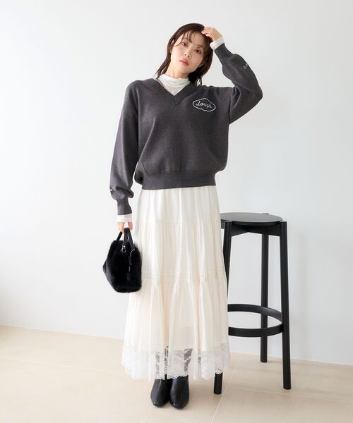 le.coeur blanc(ルクールブラン)の「TORRAZZO DONNA エンブロイダリーVネックニット(ニット/セーター・レディース・ネイビー/グレー・38)」の21枚目の写真
