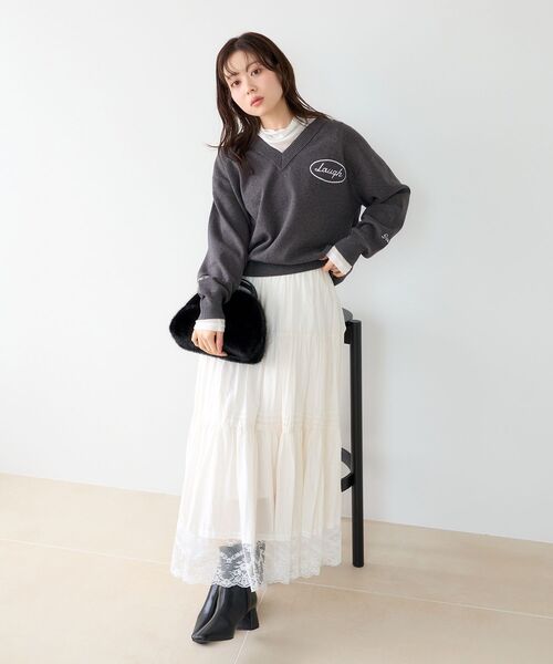 le.coeur blanc(ルクールブラン)の「TORRAZZO DONNA エンブロイダリーVネックニット(ニット/セーター・レディース・ネイビー/グレー・38)」の22枚目の写真