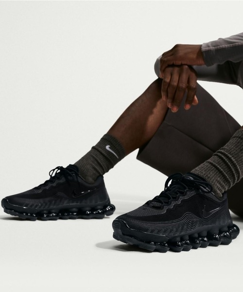 NIKE(ナイキ)の「AIR LIQUID MAX AW IQ7635-003(スニーカー・メンズ・ブラック・23.5cm/24.5cm/25.5cm/26.5cm/27.5cm/28.5cm/30.0cm/24.0cm/25.0cm/26.0cm/27.0cm/28.0cm/29.0cm)」の1枚目の写真