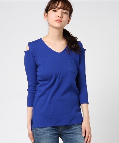 RNA（アールエヌエー）の「M0691 ショルダースリットVネックTシャツ（Tシャツ/カットソー・レディース・ロイヤルブルー/レッド/ブラック/オフホワイト・MEDIUM）」の11枚目の写真