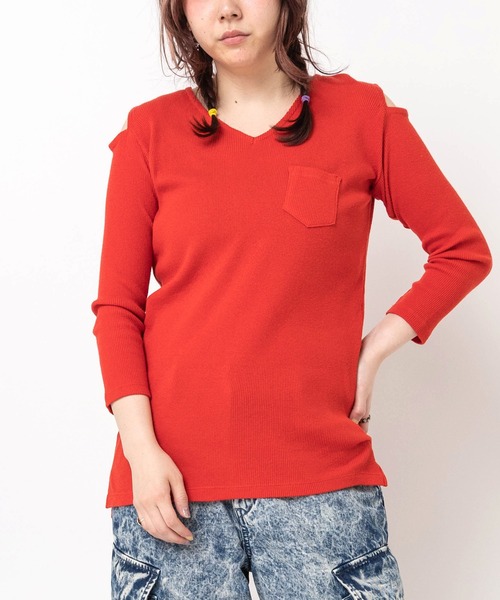 RNA（アールエヌエー）の「M0691 ショルダースリットVネックTシャツ（Tシャツ/カットソー・レディース・ロイヤルブルー/レッド/ブラック/オフホワイト・MEDIUM）」の4枚目の写真