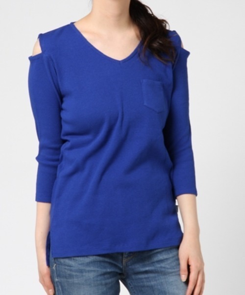 RNA（アールエヌエー）の「M0691 ショルダースリットVネックTシャツ（Tシャツ/カットソー・レディース・ロイヤルブルー/レッド/ブラック/オフホワイト・MEDIUM）」の15枚目の写真
