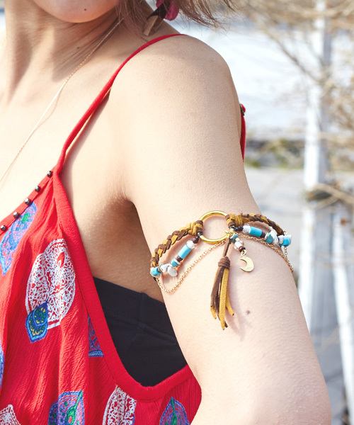 チャイハネ（チャイハネ）の「【チャイハネ】クレセントムーンチャーム＆フリンジアームレット（ブレスレット・レディース・ブラウン/カラフル/ライトブルー・FREE）」の2枚目の写真