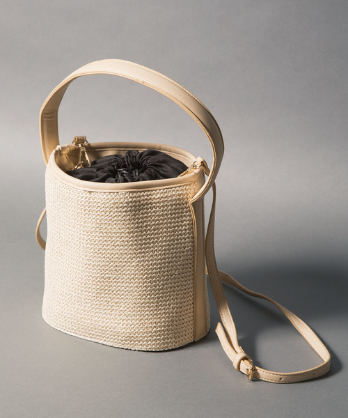 PLAIN CLOTHING（プレーンクロージング）の「サイドフェイクレザーバケツショルダー巾着かごバッグ/ハンドバッグ（ショルダーバッグ・レディース・ベージュ/イエロー系その他/ブラック×ブラック/ホワイト系その他・FREE）」の2枚目の写真