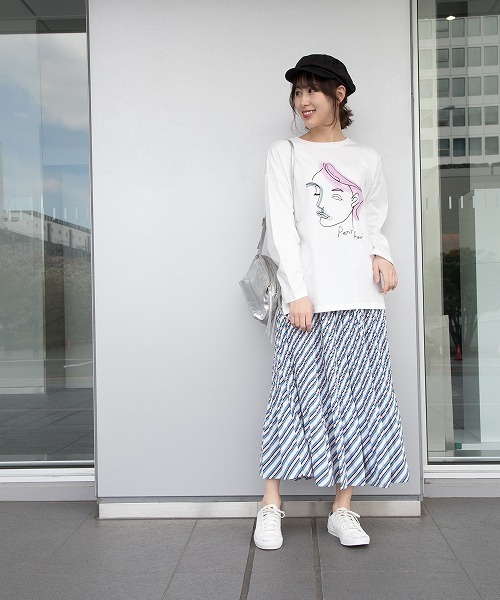 Libby&Rose(リビーアンドローズ)の「アートGIRL ロングTシャツ(Tシャツ/カットソー・レディース・オフホワイト/ブラック/ベージュ・FREE)」の6枚目の写真