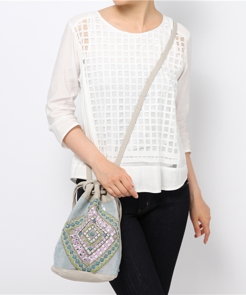 Another Edition（アナザーエディション）の「Anisha BEADS キンチャク PCT（ショルダーバッグ・レディース・オフホワイト/グレー・フリー）」の4枚目の写真