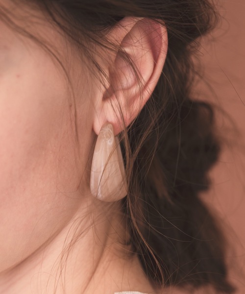 flowriri（フロウリリ）の「flowriri マットマーブルピアス（ピアス（両耳用）・レディース・ベージュ/ブラウン・FREE）」の4枚目の写真