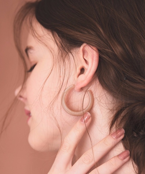 flowriri（フロウリリ）の「flowriri マットマーブルピアス（ピアス（両耳用）・レディース・ベージュ/ブラウン・FREE）」の3枚目の写真