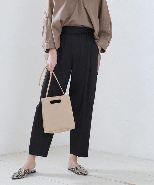 Fizz(フィズ)の「センタープレステーパードパンツ(スラックス・レディース・ブラック/ベージュ/スモークピンク/レンガ・M)」の2枚目の写真