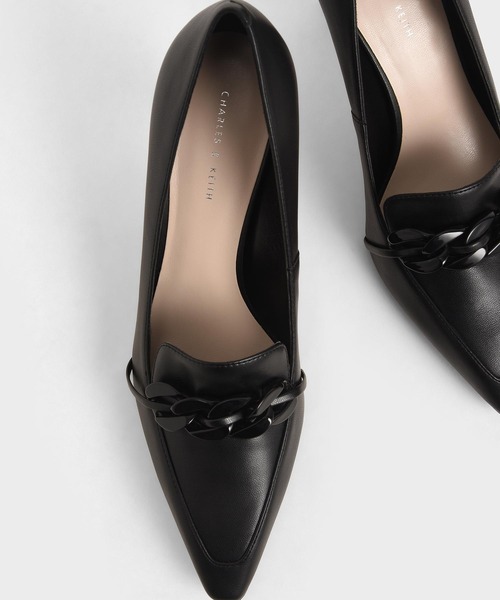 CHARLES & KEITH(チャールズ & キース)の「チェーンエンベリッシュド ローファーパンプス / Chain-Embellished Loafer Pumps(ローファー・レディース・ブラック/ライトベージュ/レンガ・22.5cm/23cm/23.5cm/24.5cm/25cm/25.5cm/22cm)」の7枚目の写真