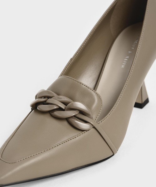 CHARLES & KEITH(チャールズ & キース)の「チェーンエンベリッシュド ローファーパンプス / Chain-Embellished Loafer Pumps(ローファー・レディース・ブラック/ライトベージュ/レンガ・22.5cm/23cm/23.5cm/24.5cm/25cm/25.5cm/22cm)」の9枚目の写真