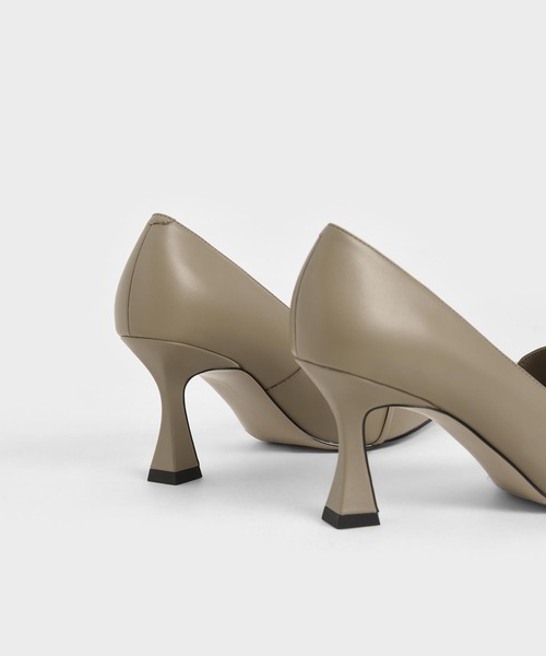 CHARLES & KEITH(チャールズ & キース)の「チェーンエンベリッシュド ローファーパンプス / Chain-Embellished Loafer Pumps(ローファー・レディース・ブラック/ライトベージュ/レンガ・22.5cm/23cm/23.5cm/24.5cm/25cm/25.5cm/22cm)」の10枚目の写真