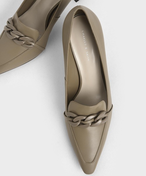 CHARLES & KEITH(チャールズ & キース)の「チェーンエンベリッシュド ローファーパンプス / Chain-Embellished Loafer Pumps(ローファー・レディース・ブラック/ライトベージュ/レンガ・22.5cm/23cm/23.5cm/24.5cm/25cm/25.5cm/22cm)」の11枚目の写真