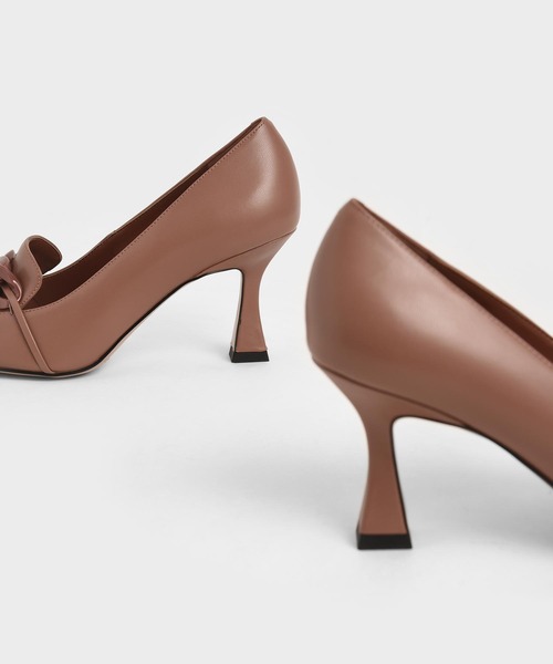 CHARLES & KEITH(チャールズ & キース)の「チェーンエンベリッシュド ローファーパンプス / Chain-Embellished Loafer Pumps(ローファー・レディース・ブラック/ライトベージュ/レンガ・22.5cm/23cm/23.5cm/24.5cm/25cm/25.5cm/22cm)」の14枚目の写真