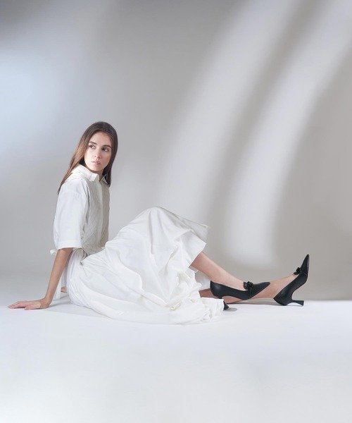 CHARLES & KEITH(チャールズ & キース)の「チェーンエンベリッシュド ローファーパンプス / Chain-Embellished Loafer Pumps(ローファー・レディース・ブラック/ライトベージュ/レンガ・22.5cm/23cm/23.5cm/24.5cm/25cm/25.5cm/22cm)」の17枚目の写真