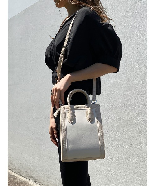 ENVYM（アンビー）の「スクエアミディアムＢＡＧ（ショルダーバッグ・レディース・ベージュ・FREE）」の4枚目の写真